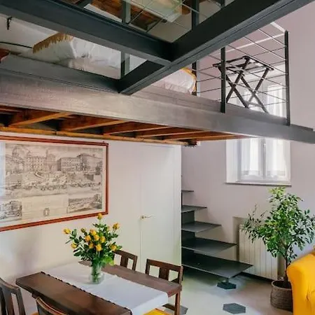 Charming Restored Loft In The Heart Of Trastevere * רומא